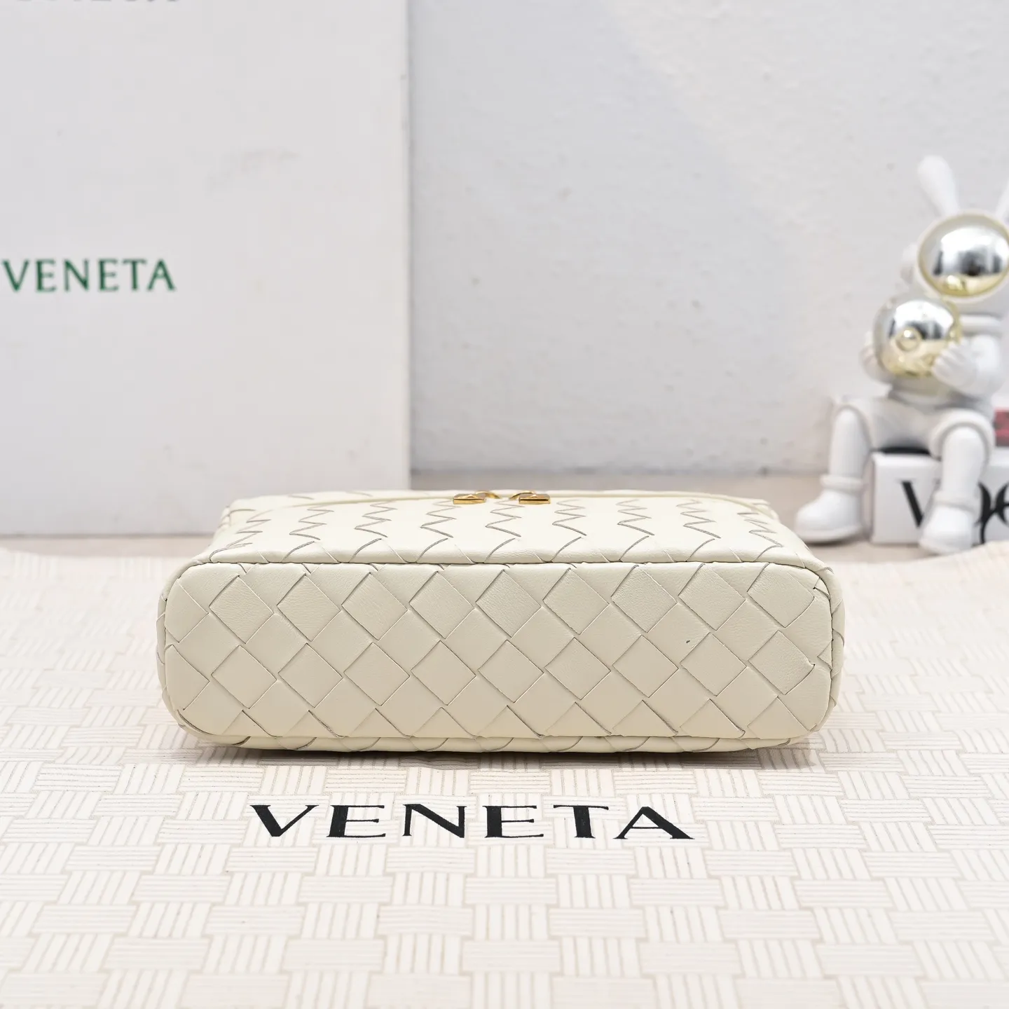 Batch 1360 Bottega Veneta 24 spring and summer woven zipper crossbody bag. A crossbody bag that can be used as a cosmetic bag. The exquisite weaving and compact body are an indispensable accessory for the upcoming summer. The double zipper also better protects the bag. It has a large capacity. If you like it, don’t miss it. Style number: 9109 Size: 22*12.5*5cm